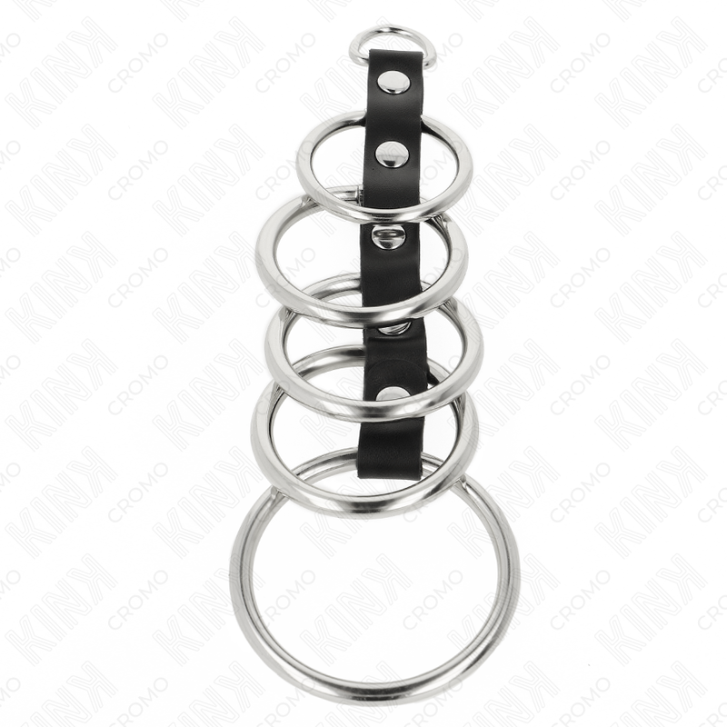 KINK - 5 ANNEAUX PÉNIS EN MÉTAL DE 3,2 CM À 5 CM CONNECTÉS PAR DU SIMILICUIR