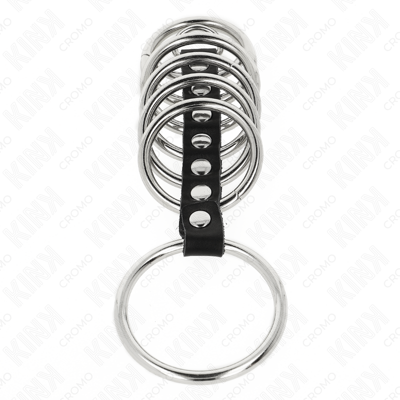 KINK - 7 ANNEAUX PÉNIS EN MÉTAL DE 3,2 CM À 5 CM CONNECTÉS PAR DU SIMILICUIR