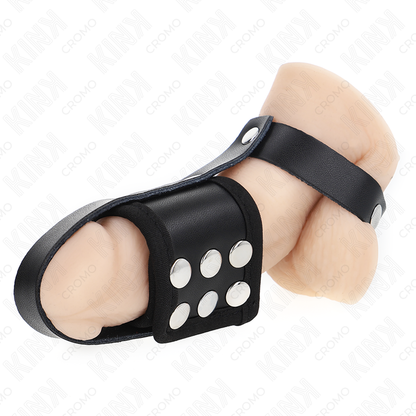 KINK - ANNEAU DE CAGE À PÉNIS REVÊTU DE CUIR AVEC SANGLE RÉGLABLE POUR SÉPARER LES BALLES